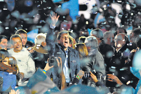 Sergio Massa terminó el acto bajo la consabida lluvia de papelitos celestes y blancos. (Fuente: Sandra Cartasso)