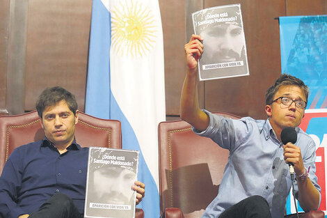 Kicillof y Errejón dieron la charla en el Aula Magna de Medicina, que se vio ampliamente desbordada. (Fuente: Carolina Camps)