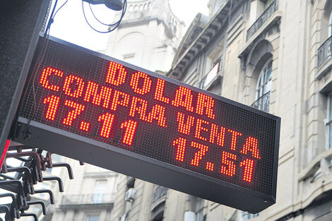 Casas de cambio informaban en pizarra el precio de 17,51 pesos por dólar.