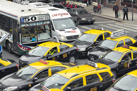 Los taxistas circulaban a paso de hombre y a los bocinazos, en horas pico, por el centro porteño.