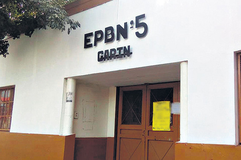 La agresión ocurrió en la puerta de la escuela, mientras salían los chicos del turno mañana.