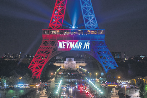 La Torre Eiffel se iluminó con los colores del equipo PSG para celebrar la llegada de Neymar. (Fuente: EFE)