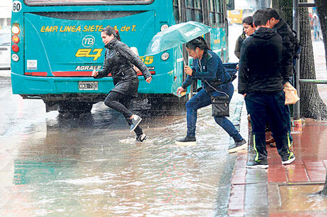 La intensa lluvia provocó inundaciones y problemas de tránsito.