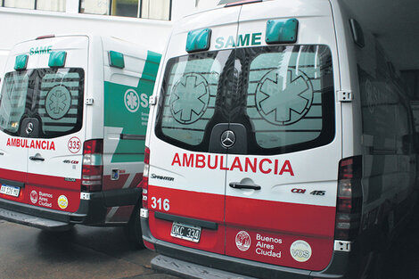 La ambulancia 316 estacionada ayer en el Hospital Fernández. Por esa puerta bajaron los dos “periodistas”. (Fuente: Alejandro Leiva)