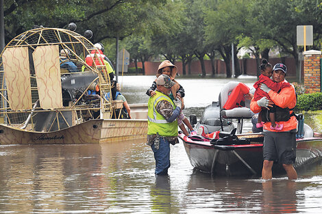 Las tareas de evacuación continúan en Houston, complicadas por las constantes lluvias y el desborde de diques. (Fuente: AFP)