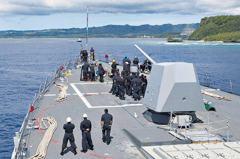 Marineros estadounidenses a bordo del destructor portamisiles USS Sterett en Guam.