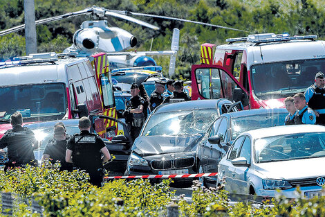 Policías y forenses rodean el BMW negro usado para atropellar a los soldados. (Fuente: AFP)