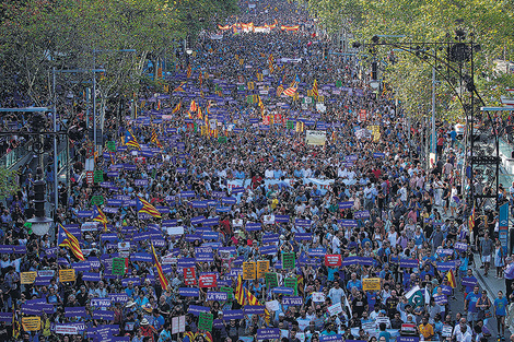 Una columna avanza durante la manifestación contra el terrorismo en Barcelona. (Fuente: EFE)