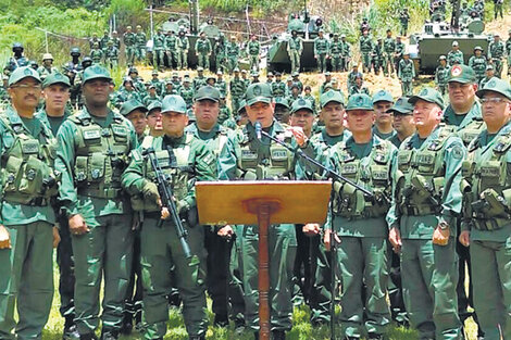 El ministro Padrino López acompañado de militares. (Fuente: AFP)