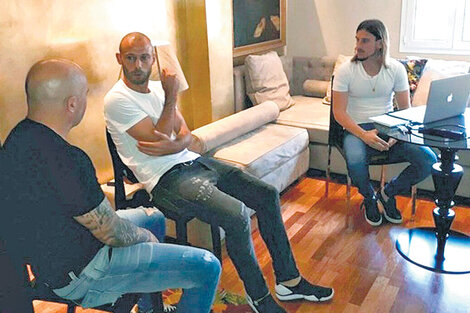 Sampaoli, Mascherano y su ayudante Beccacece, en plena reunión.