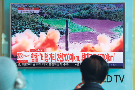 El lanzamiento del misil norcoreano visto desde una estación de micros en Seúl. (Fuente: AFP)