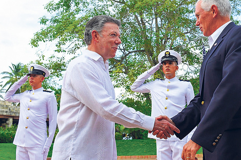 Junto a Santos, Pence (der.) matizó la advertencia de Trump.