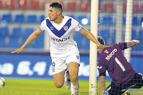 Maximiliano Romero festeja la apertura del marcador en Victoria. (Fuente: Télam)