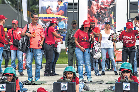 Civiles reciben instrucción militar en Caracas en el marco de las maniobras militares.