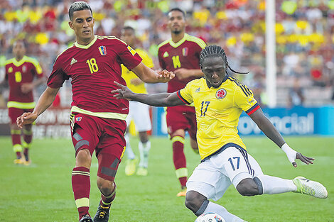 El venezolano Víctor García disputa la pelota con el colombiano Yimmi Chará.