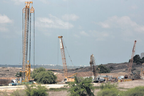 El muro se extenderá sobre los 64 kilómetros de la frontera; ya comenzó su construcción.