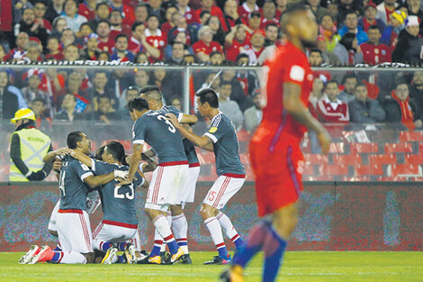 Festejo paraguayo en el Monumental de Santiago.