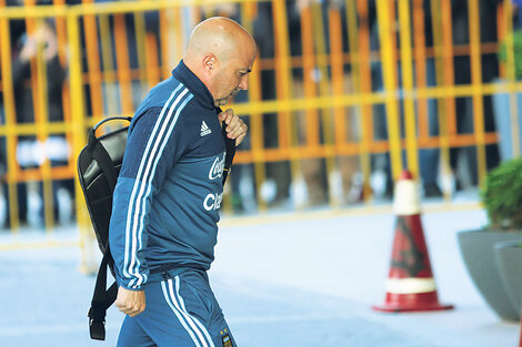 Jorge Sampaoli llegando al hotel donde se aloja la Selección en Montevideo. El técnico tendrá un debut oficial lleno de urgencias.