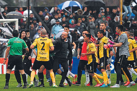 El Tribunal de Disciplina todavía no sancionó al jugador de Riestra que inició la invasión. (Fuente: Télam)