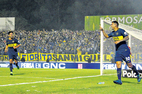 El colombiano Cardona festeja el segundo gol xeneize.