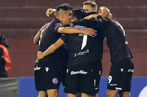 Los jugadores de Lanús se apilan en el festejo del único gol.