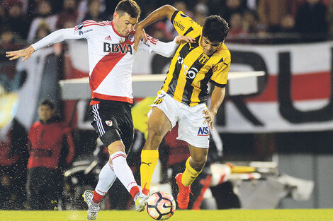 Alario pelea la pelota. El delantero de River volvió al gol y mostró un buen nivel.