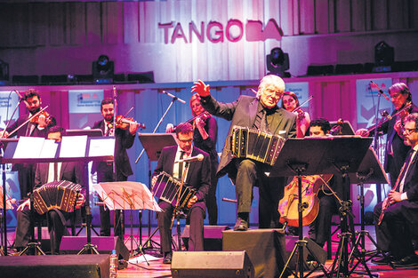 Osvaldo Piro y su orquesta colmaron el auditorio mayor de La Usina del Arte.