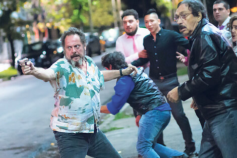 En la historia convergen los caminos de un joven gallero recién llegado del interior y un capomafia en su ocaso.