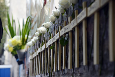 Rosas blancas en las cruces que recordaron a cada una de las personas fallecidas. (Fuente: Andres Macera)