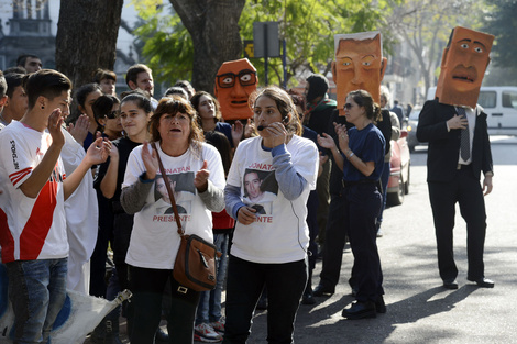 María Elena, madre de Jonatan, en las escalinatas de Tribunales. (Fuente: Andres Macera)