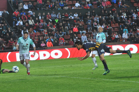 Camacho, de palomita, marcó el gol en una jugada donde la pelota la bajó Zampedri de cabeza.