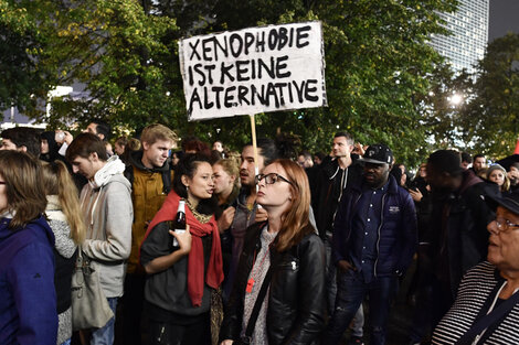 "La xenofobia no es una alternativa", dice el cartel de uno de los manifestantes.