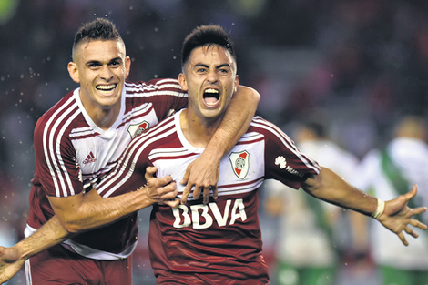 Gonzalo Martínez, el más destacado de River en la tarde de ayer, festeja el gol propio luego de una gran definición. Saracchi se suma en el festejo. (Fuente: DyN)