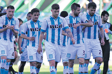 Los rostros de la derrota de los jugadores de Racing al abandonar el campo tras un flojo rendimiento. (Fuente: Fotobaires)