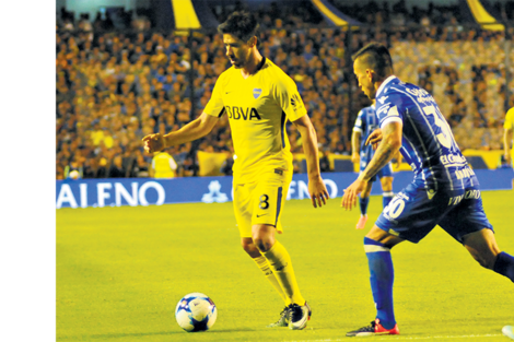 La estampa de Pablo Pérez para tener el control de la pelota y darle salida a su equipo, mientras Andrada sólo puede observar la maniobra de su rival. (Fuente: Julio Martín Mancini)