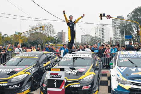 Ardusso celebra su doblete en el circuito callejero de Santa Fe.