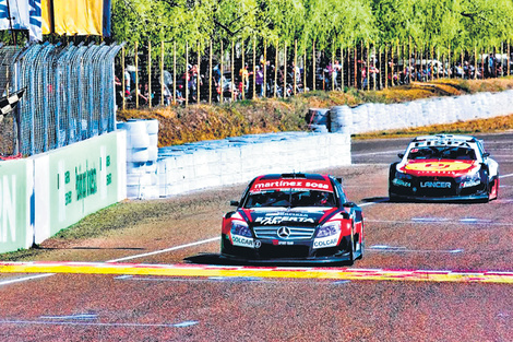 n Bandera a cuadros para el Mercedes de Agustín Canapino en el autódromo de General Roca. (Fuente: Sitio oficial Toprace.com.ar)