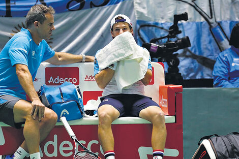 Daniel Orsanic asiste a Diego Schwartzman durante el cuarto punto ante Mikhail Kukushkin. (Fuente: Télam)