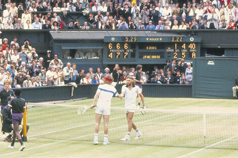 Borg, el ganador, saluda a McEnroe, de espalda, luego de un encuentro memorable.