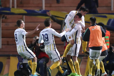 Mauricio Martínez grita el gol del triunfo y recibe la algarabía de sus compañeros.