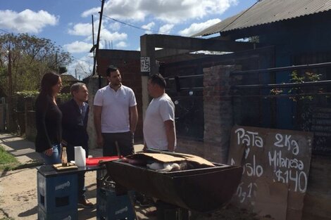 La ministra de Desarrollo Social junto al parrillero que vive de changas.