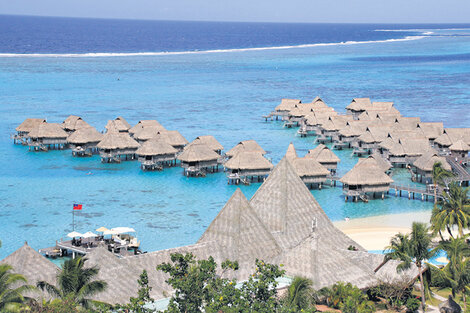 Un resort en el mar interior de Moorea, de aguas claras, poco profundas y sin olas, a diferencia del mar abierto.