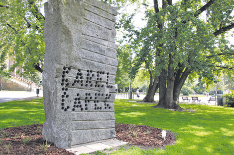 Monumento a Karel Capek, el inventor de la palabra robot, a partir de un vocablo checo.