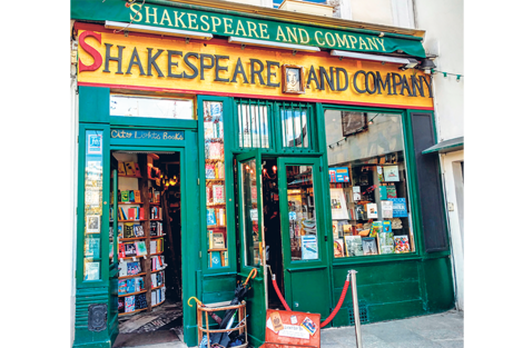 El frente de la librería, hoy un mito parisiense y hasta escenario de películas, fundada por Sylvia Plath.