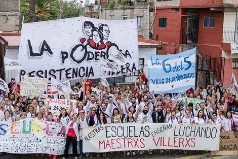 Protesta de maestras y maestros villeros en el Obelisco