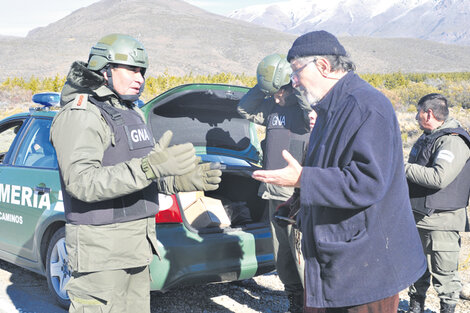 El civil, de lentes y gorro de lana, es Julio Saquero, interpelando a uno de los gendarmes desplegados en la zona. (Fuente: Gustavo Zaninelli)