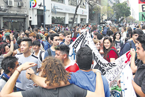 Aunque en la reunión sólo pudieron participar unos pocos, cientos apoyaron en la calle. (Fuente: Carolina Camps)