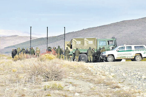 El Unimog, el día de la represión y una fila de gendarmes que se despliegan para ocultar lo que suben a la camioneta.