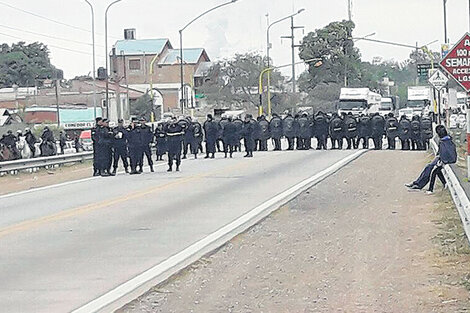 Los policías arremetieron contra los manifestantes, que resistieron y se mantuvieron en la ruta.