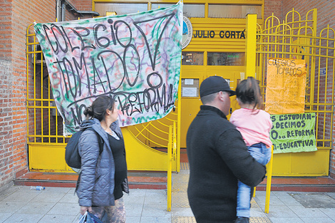 La toma en el Julio Cortázar sigue ordenada y concentrada en sus reclamos. (Fuente: Pablo Piovano)